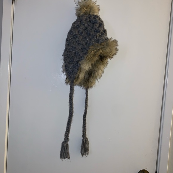 American Eagle fuzzy faux fur grey hat - Picture 1 of 3